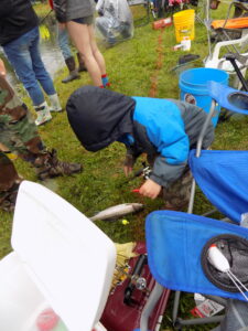 kids fishing