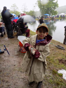 kids fishing